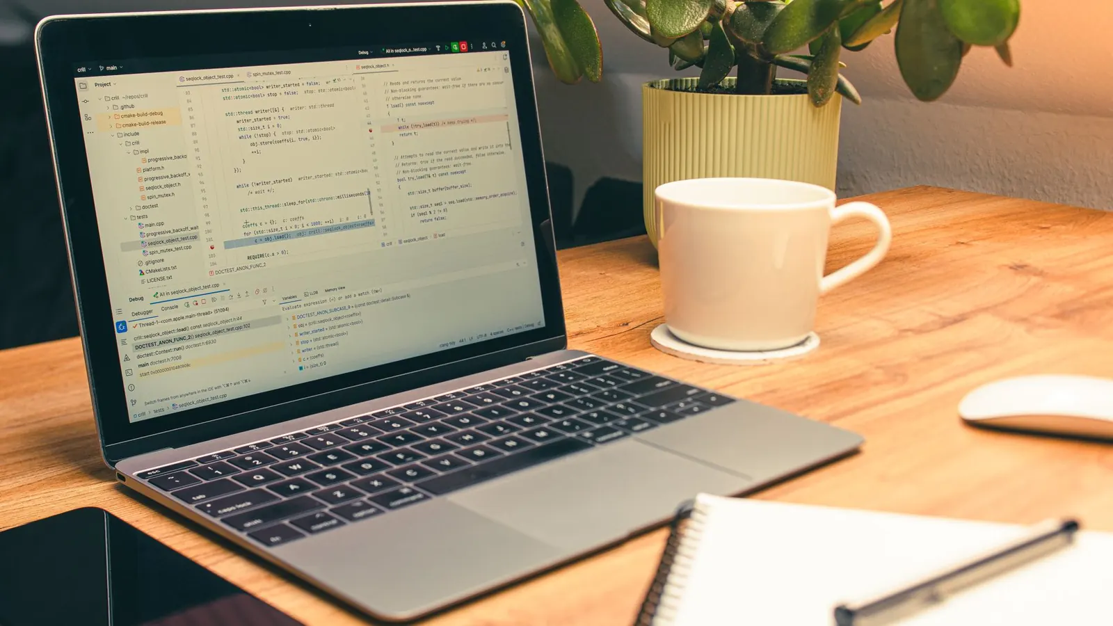 Un ordinateur portable et une tasse sur un bureau à la maison