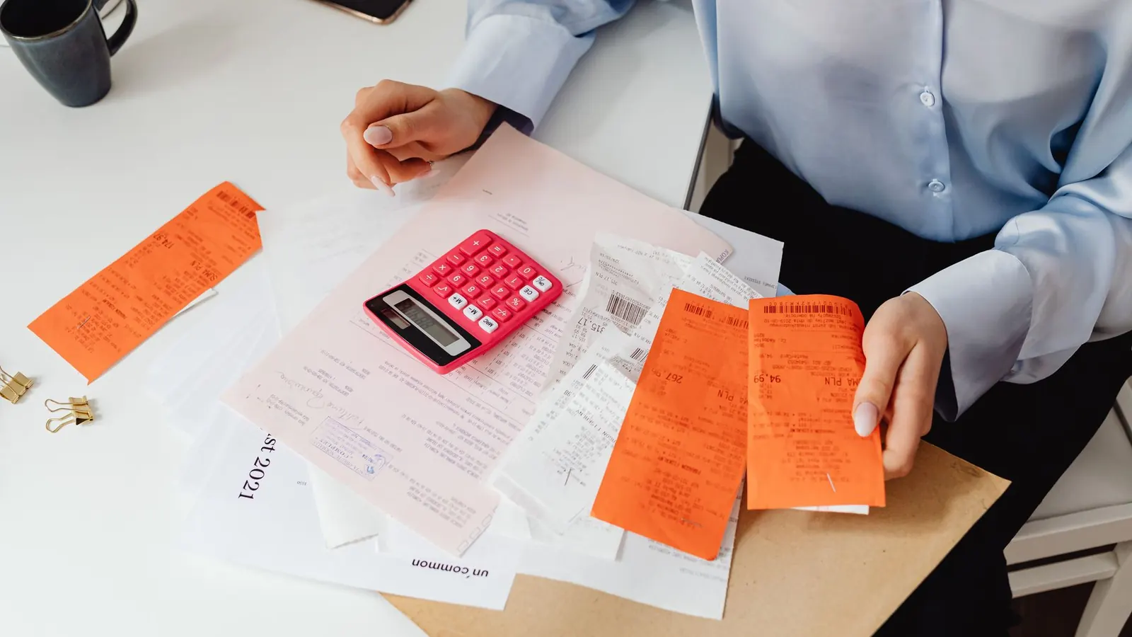 Des reçus et une calculatrice sur un bureau